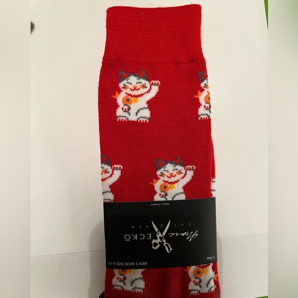 MANEKI NEKO Japan white cat socks MARC ECKO Asia happiness good luck symbol NEW - Picture 1 of 3